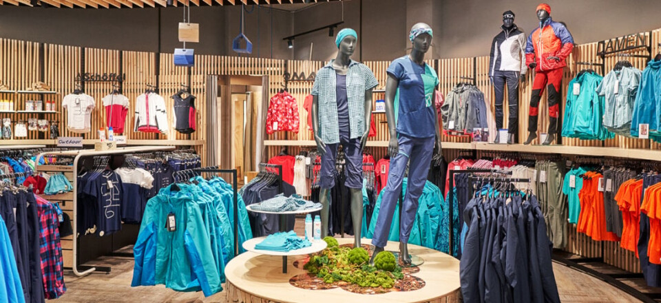 Modernes Sportfachgeschäft-Interieur mit Wänden voller Sneaker und zentralen Auslagen von Sportbekleidung und Accessoires.