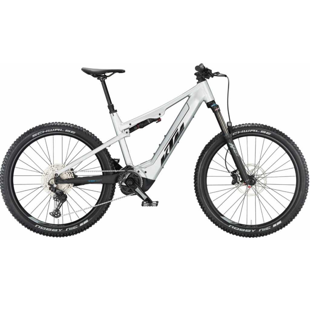 Silbernes KTM vollgefedertes E-Mountainbike, ein Hochleistungs-E-MTB für Offroad-Abenteuer.