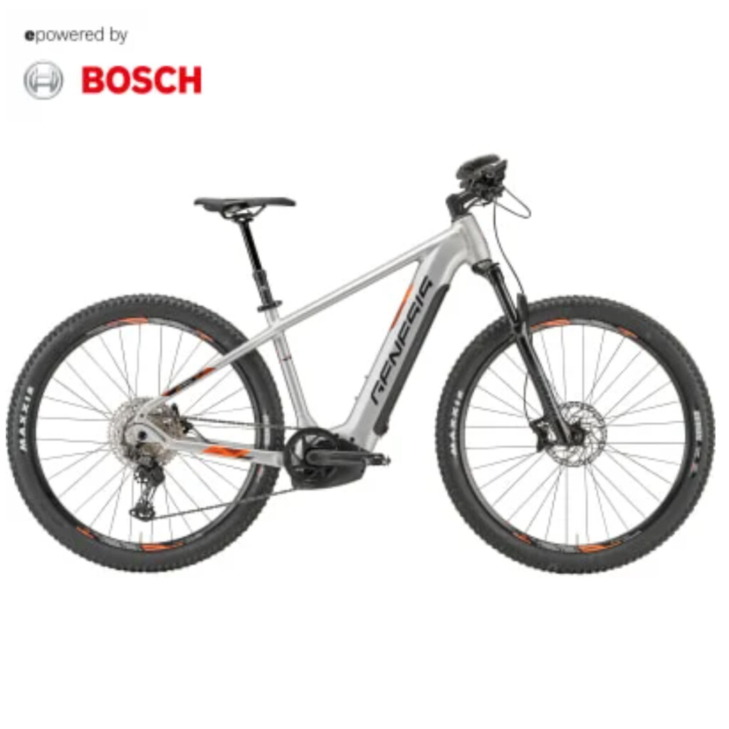 Silbernes Genesis E-Mountainbike, mit Bosch-Antrieb und orangefarbenen Akzenten auf weißem Hintergrund.