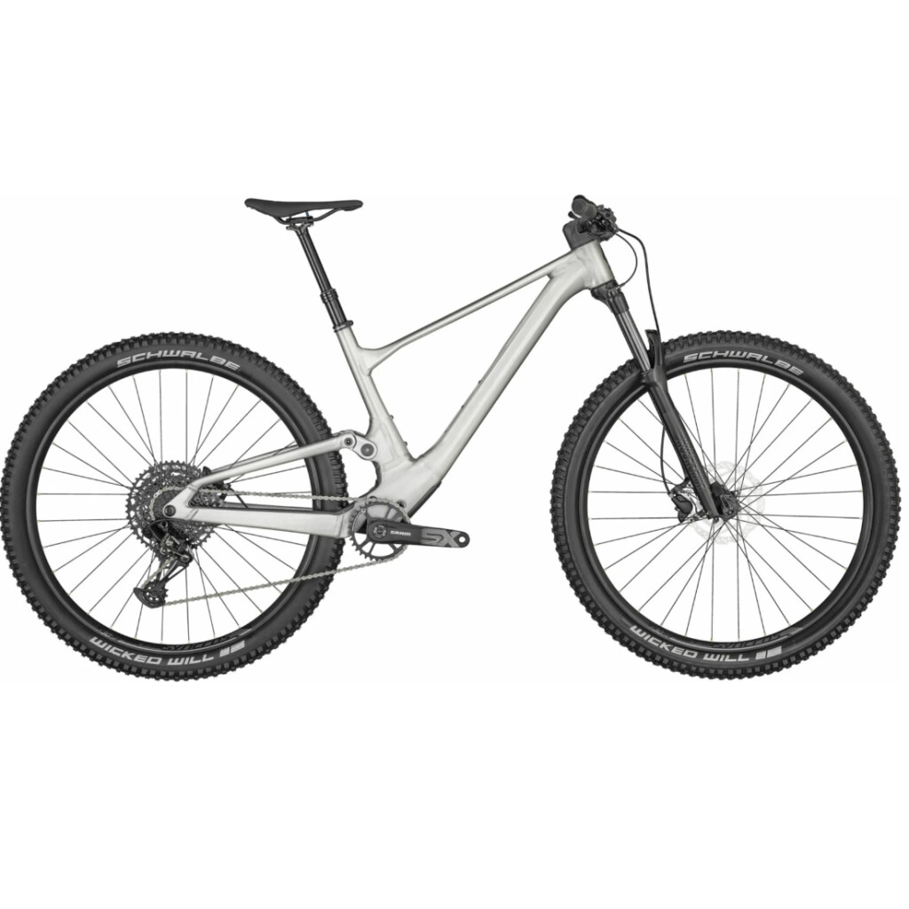 Silbernes vollgefedertes Mountainbike mit schwarzen Reifen und Komponenten, bereit für Offroad-Strecken.