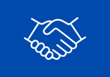 Weißes Umriss-Icon eines Handschlags auf blauem Hintergrund, das Partnerschaft, Vereinbarung und Geschäft repräsentiert.